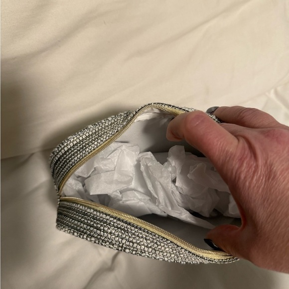 Chanel Cosmetic Bag Holiday Jacquard Gold/Black/White Limited Edition. NEW - Picture 3 of 3